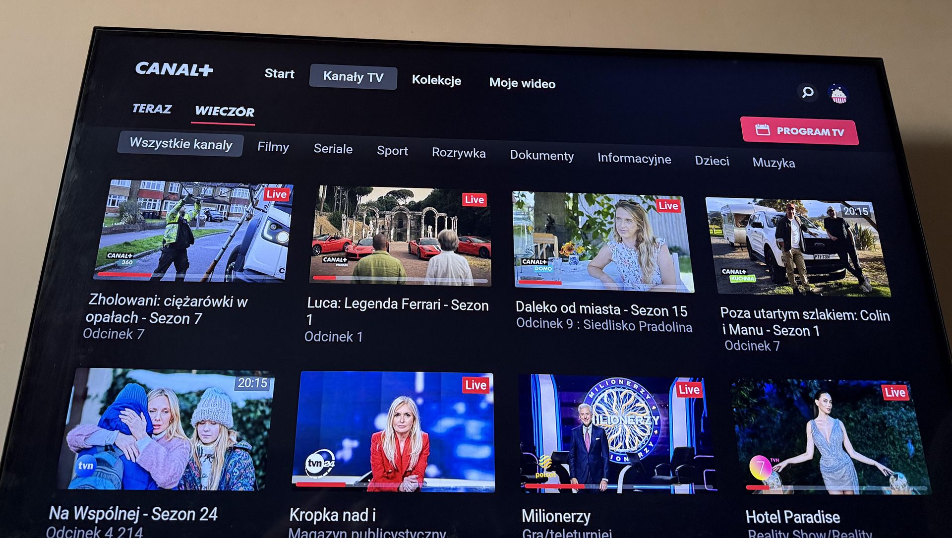 Program TV można sprawdzić w górnym prawym rogu