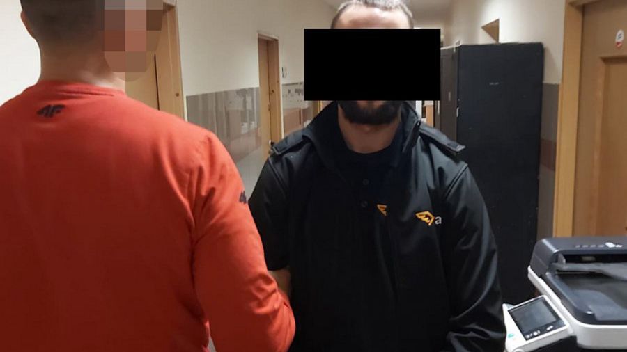 Warszawa. 25-latek, który okradł sklep, w którym kiedyś pracował, w momencie zatrzymania szczerze wyznał policji, że pieniądze przegrał, alkohol wypił, a papierosy wypalił (Policja)