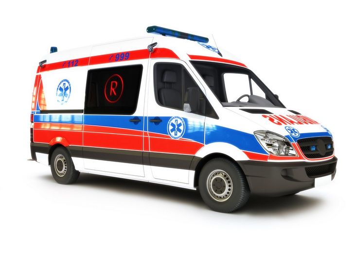 Opel dachował w rowie po próbie uniknięcia zderzenia z sarną. Dwoje nastolatków trafiło do szpitala