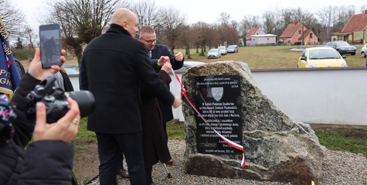 Szczytnik: Pamiątkowa tablica hołdem dla pierwszych mieszkańców