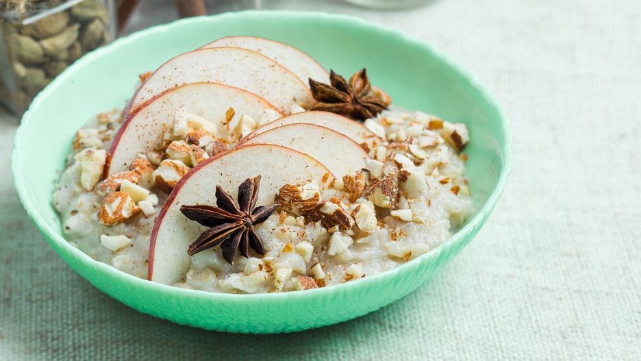 Owsianka z jabłkami i korzennymi przyprawami