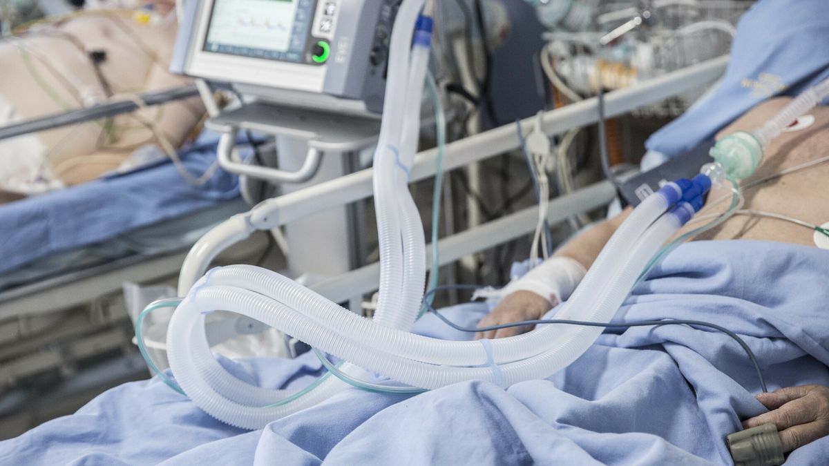 Liczba zgonów spada znacznie wolniej niż liczba zakażeń 