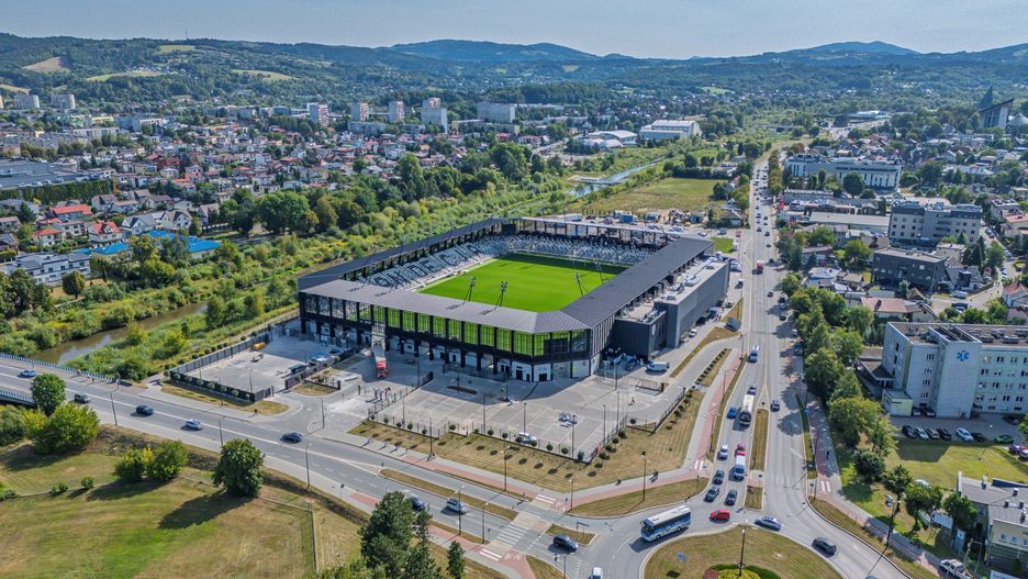 Na stadionie Sandecji wykonawca kontynuuje prace wykończeniowe. Ma czas do końca października