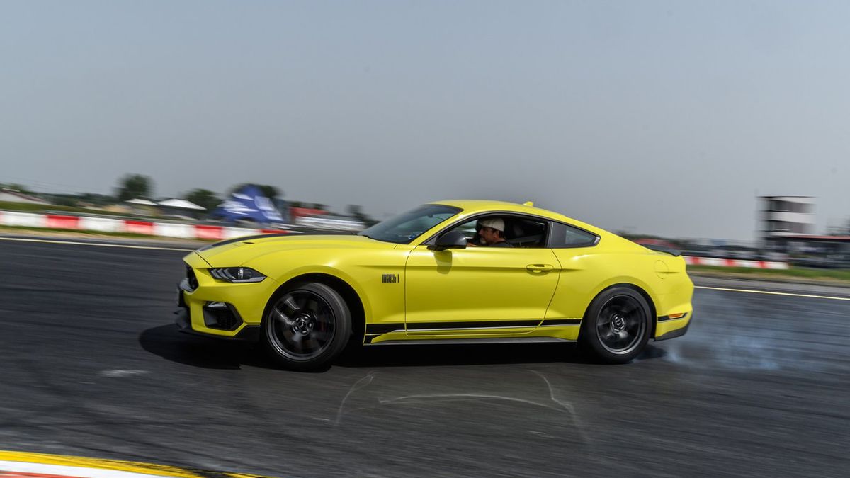 Ford Mustang potrafi też, wbrew pozorom, skręcać