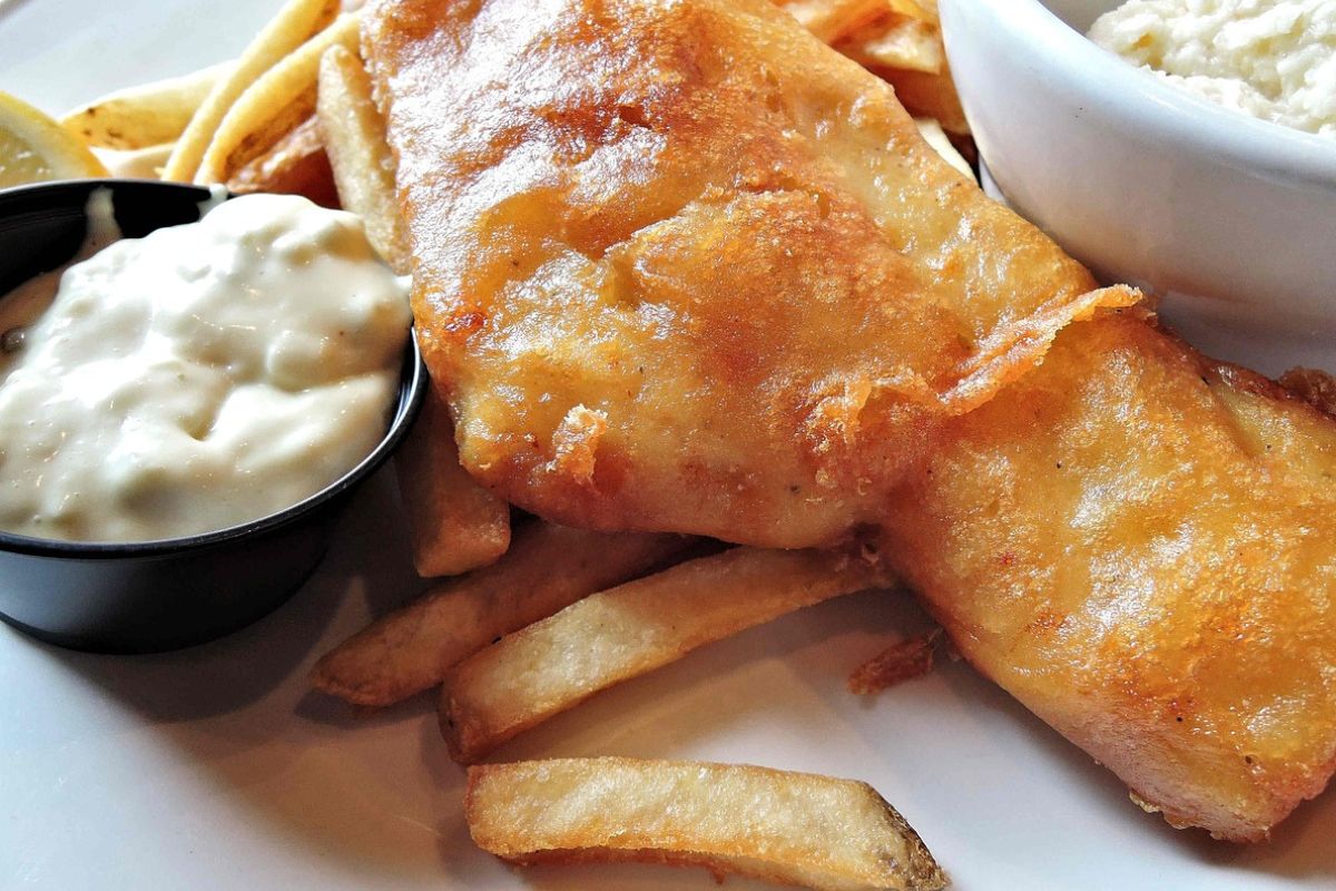 Łupacz, obok dorsza, jest składnikiem popularnego dania fish and chips