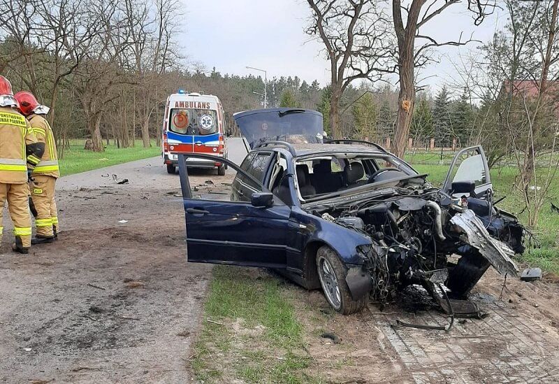 20-latek na prostym odcinku drogi wjechał w drzewo w m. Dyle