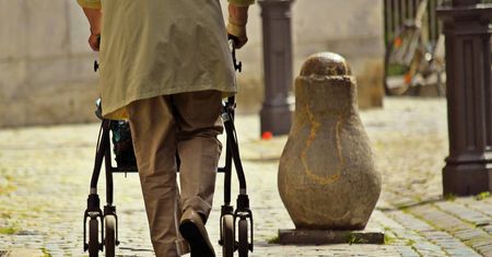 Złe wieści dla seniorów przed świętami. Niższe dodatki do emerytur i rent