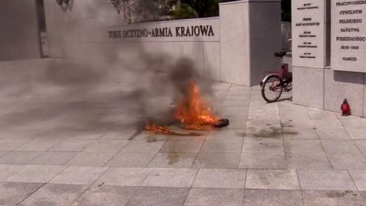 48-latek podpalił się przed wejściem do Sejmu. 