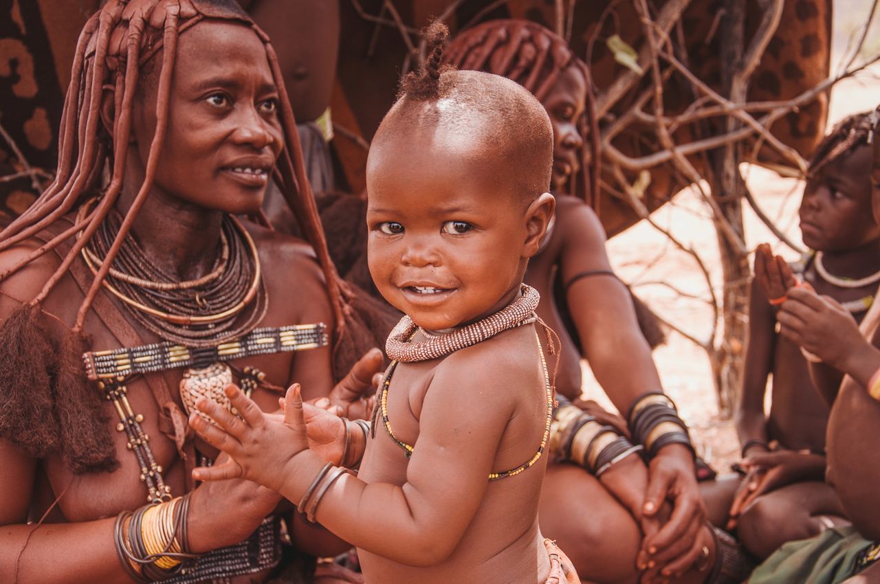 Kobiety Himba zajmują się głównie wychowywaniem dzieci.