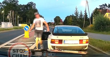 Furiat w białym aucie. "Ty normalny jesteś?!"
