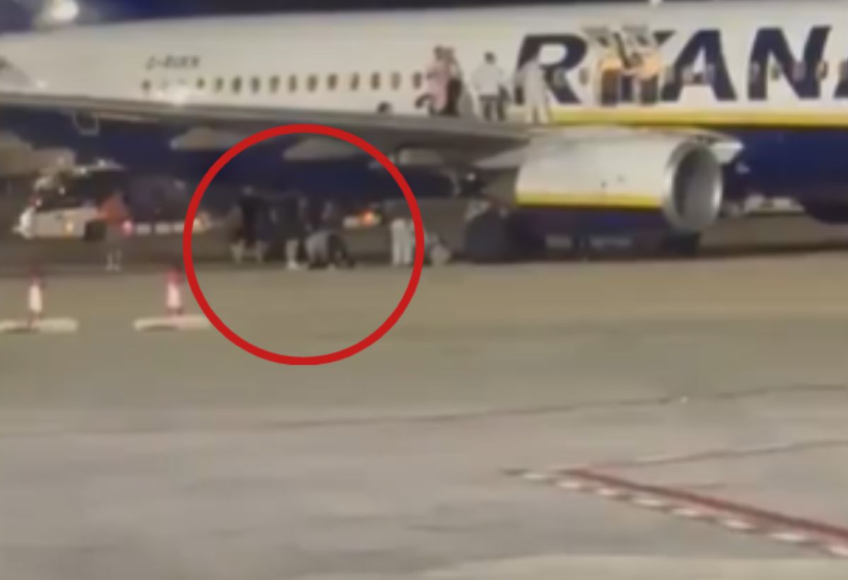 Alarm pożarowy w samolocie Ryanair. Ludzie wyskakiwali na płytę lotniska