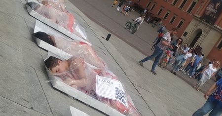 Ludzie na tackach i pod folią. Leżeli tak w ważnym punkcie miasta