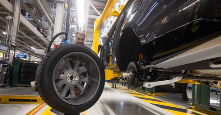 Jaguar Land Rover próbuje przywrócić produkcję po cyberataku. Obawy nie minęły