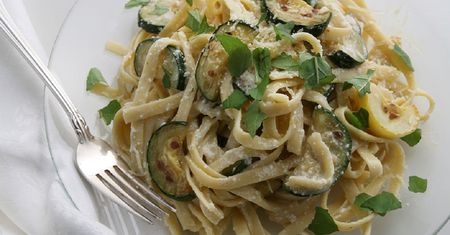 Pomysł na szybki obiad. Przepis na makaron z cukinią i parmezanem