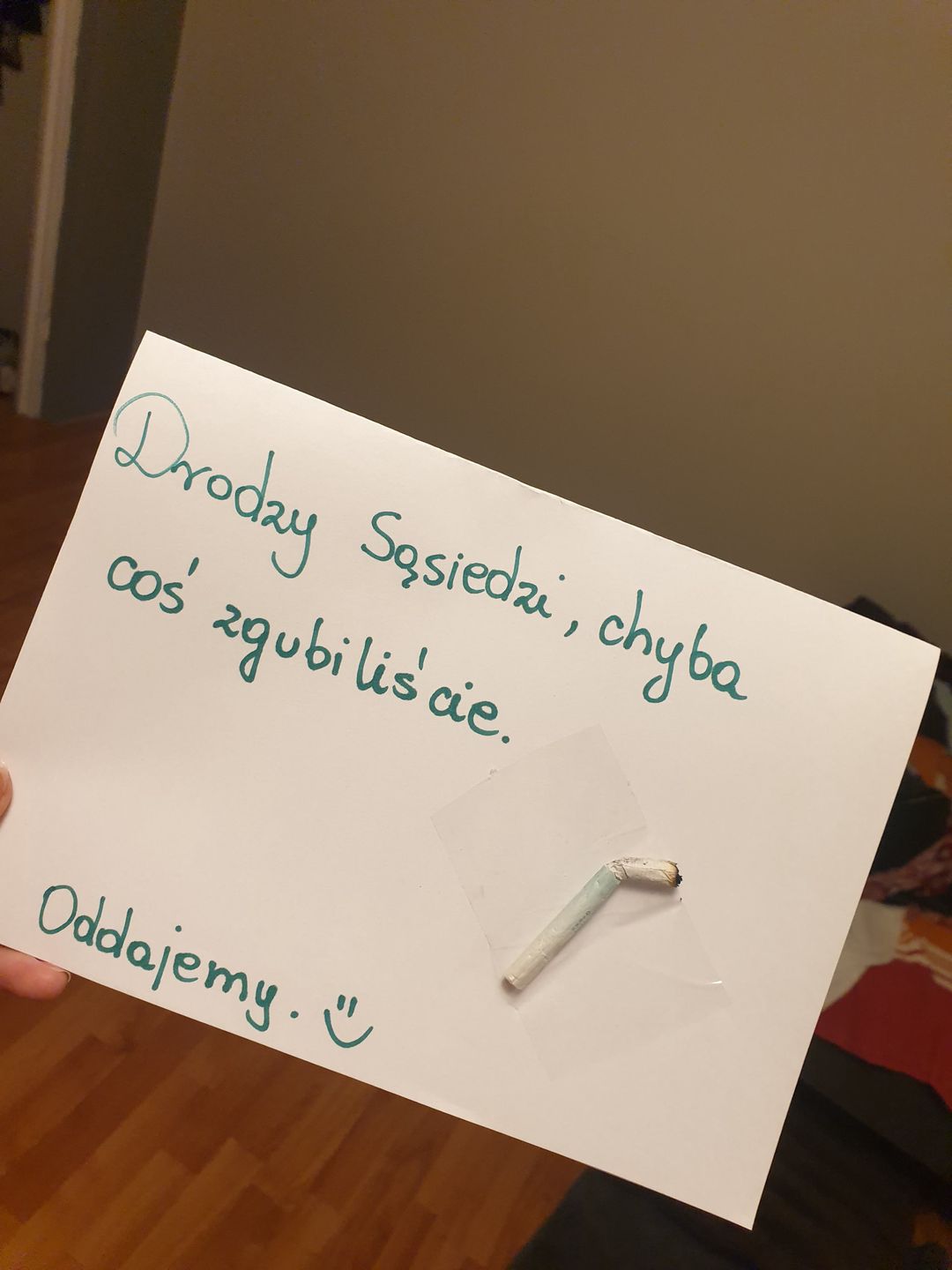Kartka, którą Angelika zostawiła swoim sąsiadom pod drzwiami