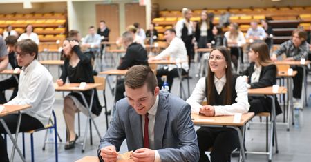 Matura 2025. Matematyka rozszerzona - jak wygląda egzamin? Co można mieć ze sobą, przecieki, co było i co może być