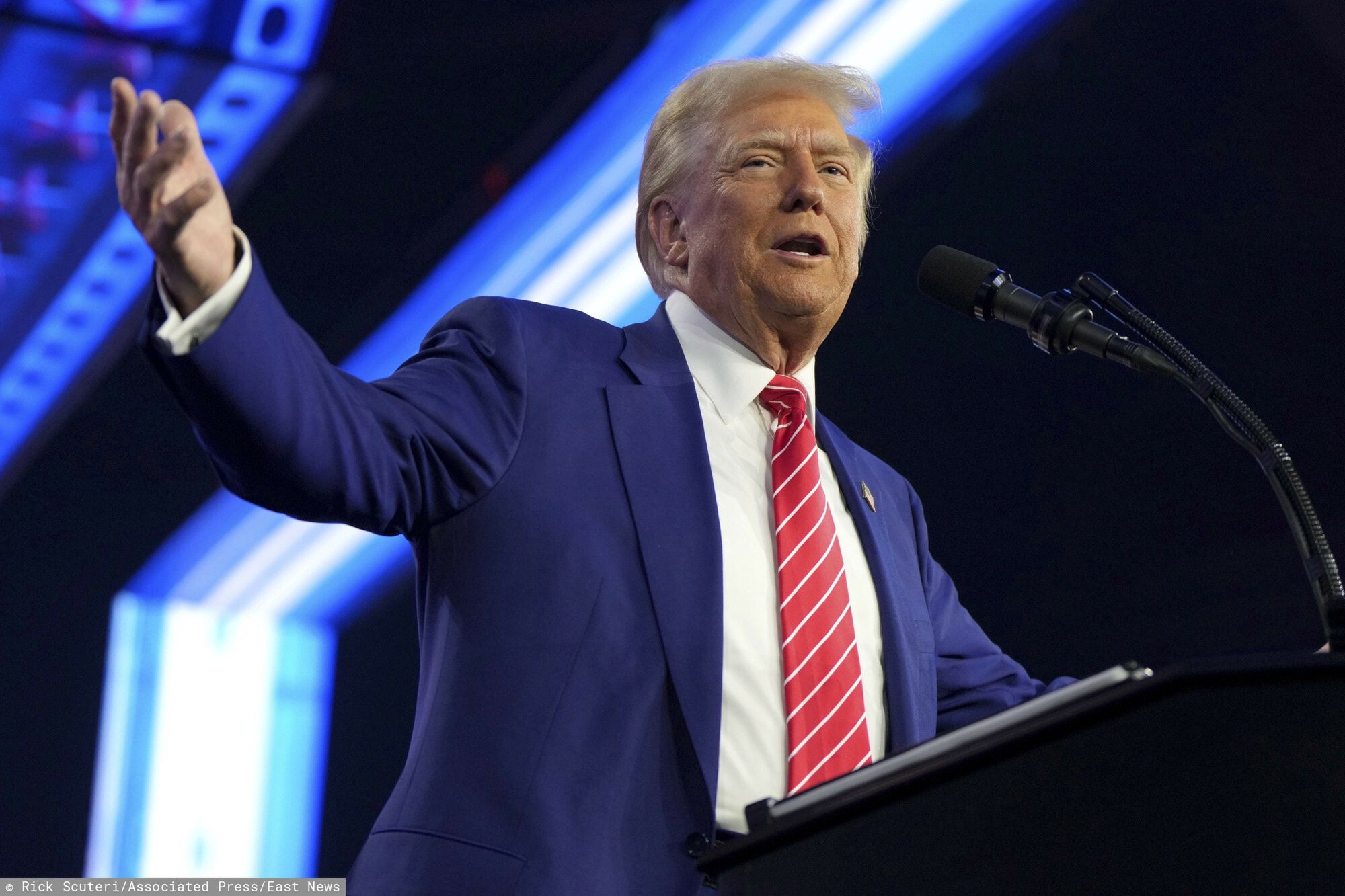 Donald Trump podczas wystąpienia w Phoenix 