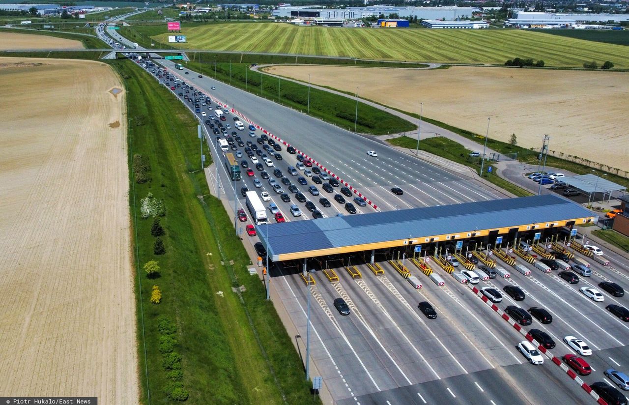 Korki na autostradzie A1 - kierowcy czekają pół godziny w kolejce do bramek w stronę Trójmiasta