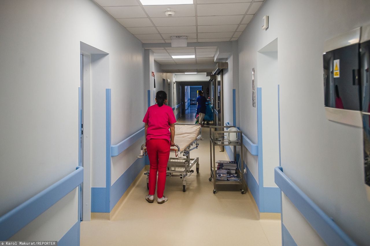 Koronawirus w Polsce. Ministerstwo Zdrowia wprowadza nową strategię "smart". Ekspert już wytyka błędy