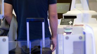 Warszawa: Awantura na Lotnisku Chopina. Nietrzeźwa kobieta ugryzła strażnika miejskiego