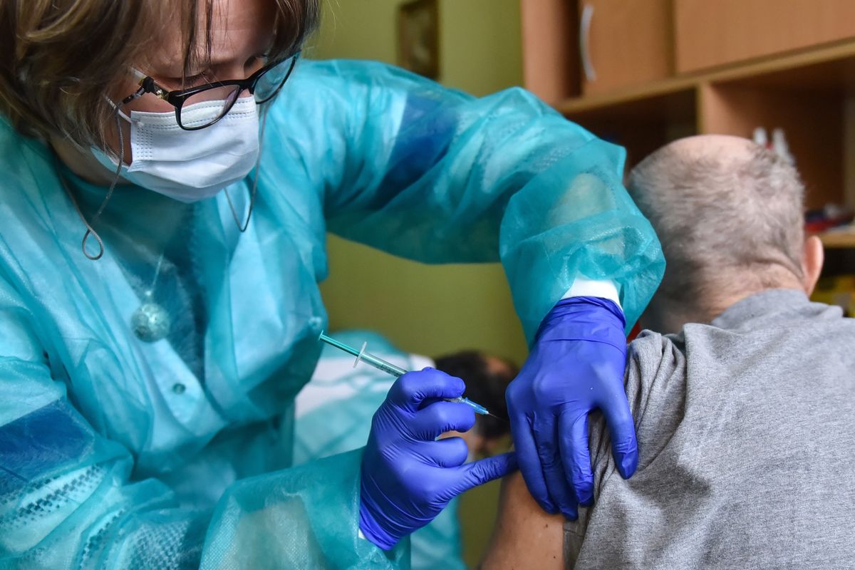 Szczepienia na COVID. Ponad 3,7 tys. chętnych na szczepionkę w DPS-ach na Dolnym Śląsku. Niewielki procent powiedział "nie"