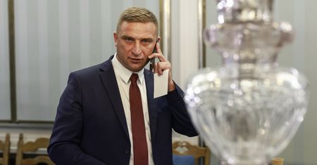 Bąkiewicz mówi, ile zarabia i że pomagają mu rodzice. "Ile ma pan lat?"