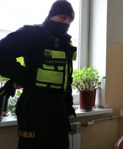 Koczowała na klatce schodowej z 2,5-letnim dzieckiem. Interweniowała straż miejska