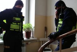 Koczowała na klatce schodowej z 2,5-letnim dzieckiem. Interweniowała straż miejska