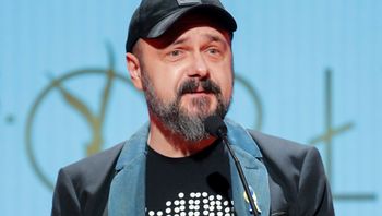 Arkadiusz Jakubik pokazuje 25-letniego syna i chwali się jego AKTORSKIM sukcesem. "Ojcowska duma serce rozpiera"