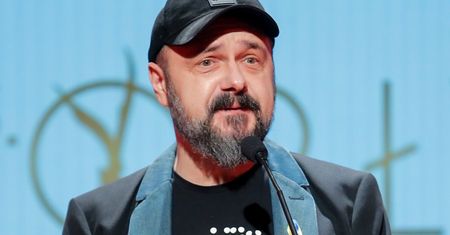 Arkadiusz Jakubik pokazuje 25-letniego syna i chwali się jego AKTORSKIM sukcesem. "Ojcowska duma serce rozpiera"