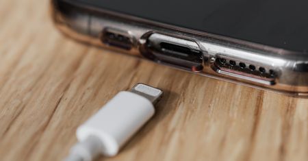 Ładujesz iPhone'a kilka razy dziennie? Znamy powód i wiemy, co zrobić