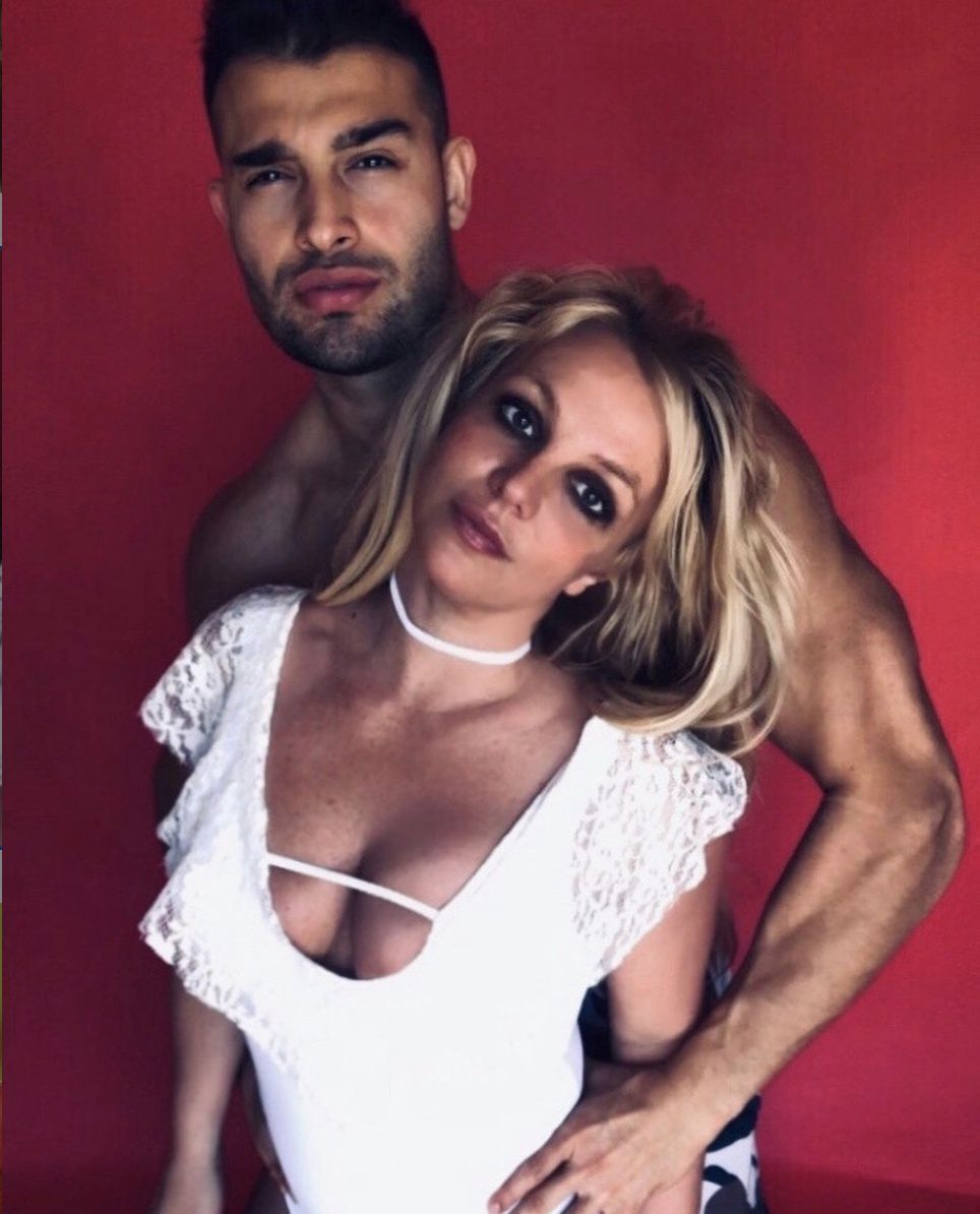 Britney Spears wygrzewa się na plaży z chłopakiem