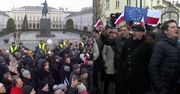 Manifestanci pod Pałacem Prezydenckim: "Andrzej Duda, oddaj dyplom. Marionetka Kaczyńskiego!