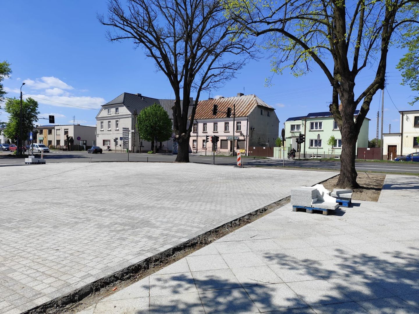 Oblicze Opatówka zmienia się. Na głównym placu miasteczka i w parku trwa rewitalizacja. Pojawiła się już nowa nawierzchnia granitowa, nowe nasadzenia, a niedługo na Placu Wolności ma powstać przestrzeń fontannowa.
