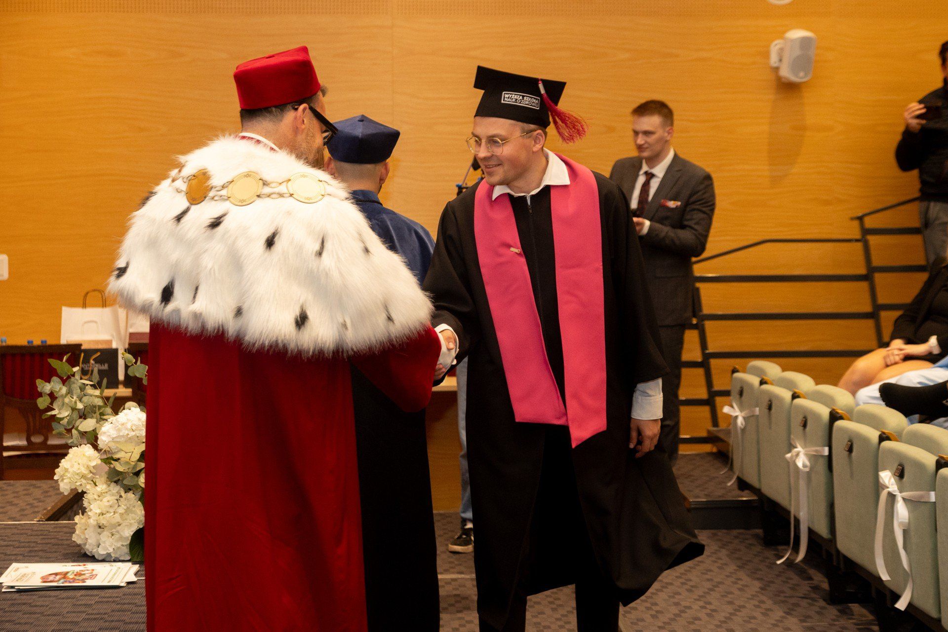 Jako pierwsi rok akademicki 2025/2025 zainaugurowali studenci pielęgniarstwa. Uroczystość rozpoczęła się od przemówień dra n. med. Pawła Rajewskiego, JM Rektora, prof. WSNoZ, MBA oraz ks. dra hab. Grzegorza Chojnackiego, prorektora ds. Nauki i Spraw Studenckich. Po immatrykulacji (przyjęcia w poczet studentów uczelni) wykład inauguracyjny wygłosiła mgr Katarzyna Wiśniewska, Prodziekan Kierunku Pielęgniarstwo.