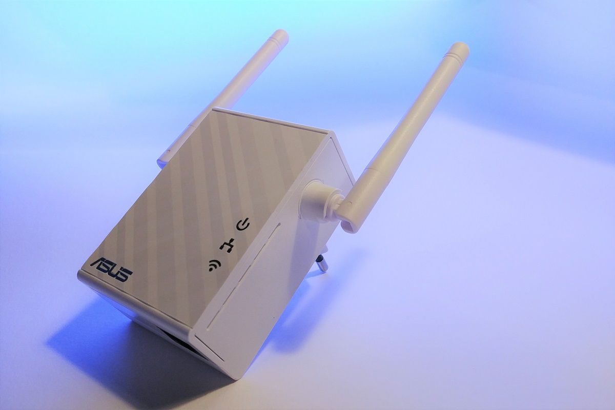 Asus RP-N12, repeater Wi-Fi 2.4 GHz kosztujący poniżej 90 złotych. Nieoczywistą (szczególnie przy tej cenie), a przydatną funkcją jest tryb pracy jako klienta Wi-Fi