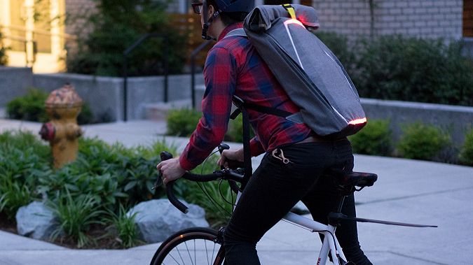 BrakePack: plecak z kierunkowskazami i światłami 1