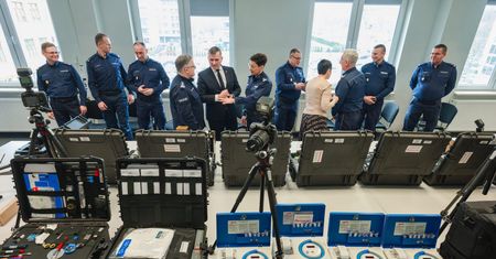 Aparaty fotograficzne, walizki kryminalistyczne, alkomaty i dron - nowy sprzęt dla mazowieckiej policji!