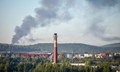 Pożar hali przemysłowej. "Zamknijcie okna w domu"