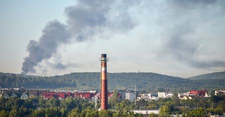 Pożar hali przemysłowej. "Zamknijcie okna w domu"