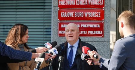 PKW na razie nie odpowie PiS. Decyzja odroczona. Pojawił się zaskakujący głos