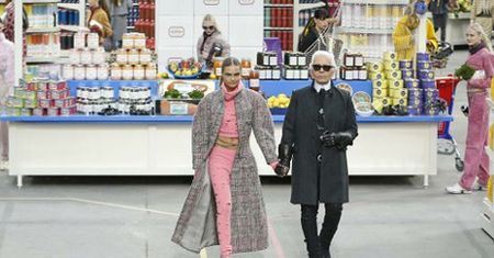 Pokaz Chanel w supermarkecie!
