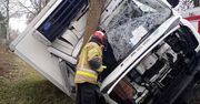 Kierujący ciężarówki uderzył w drzewo. Wypadek w Łącku!