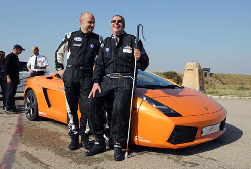 Niewidomy Belg bije rekord w pożyczonym Gallardo