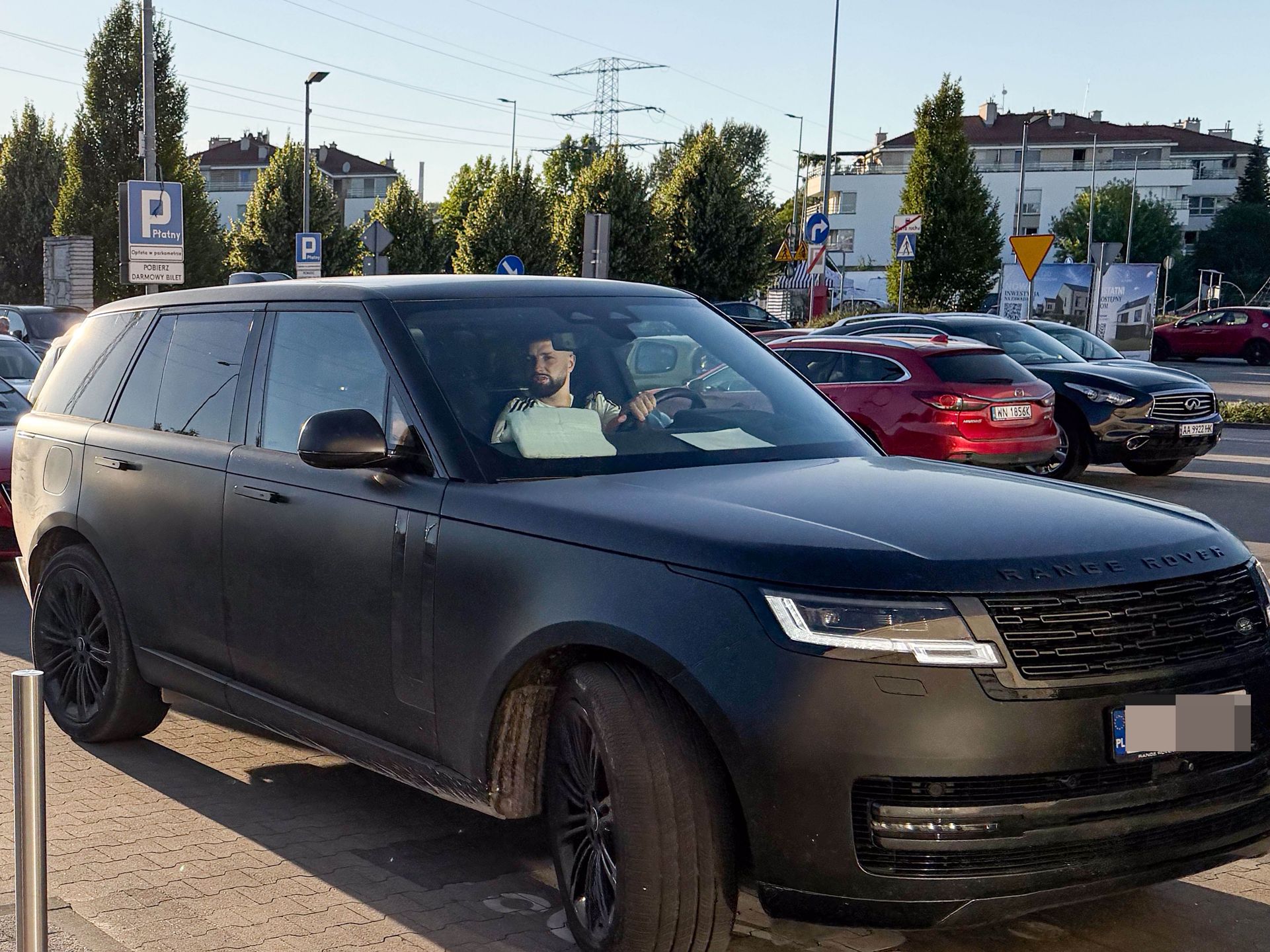 Wystrojona w plisowaną spódnicę Andziaks na zakupach