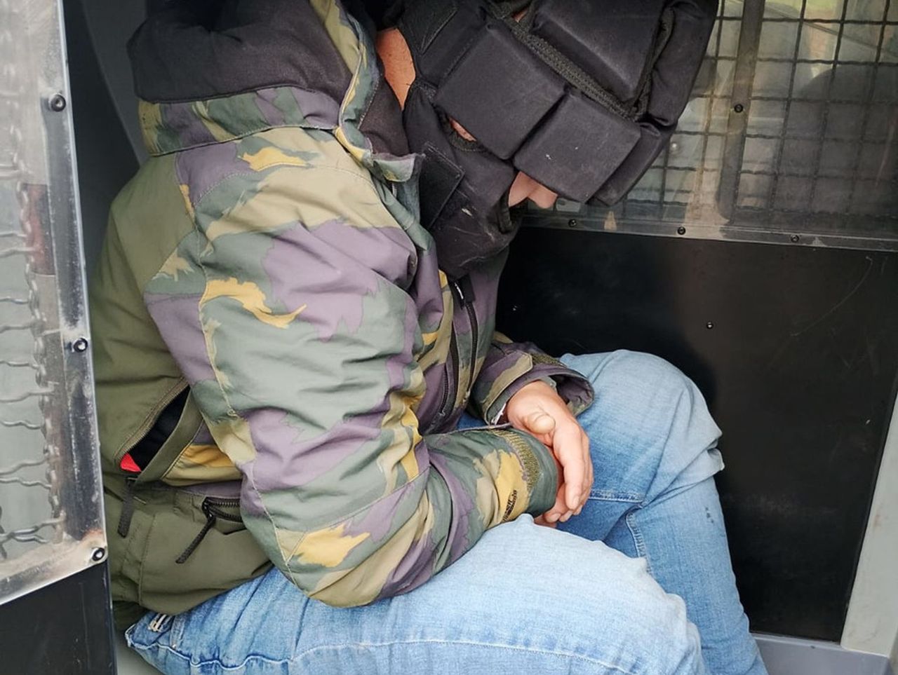 Łódź: Pijany sprawca wypadku wściekł się, że policjanci nie chcieli łapówki. Rzucał wulgaryzmami i pluł