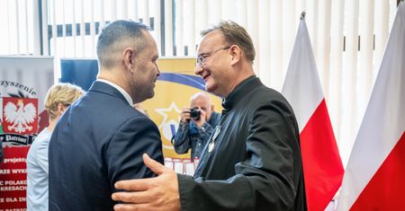 Kapelan prezydenta jest z opcji Karola Nawrockiego. I co w tym szokującego? [OPINIA]