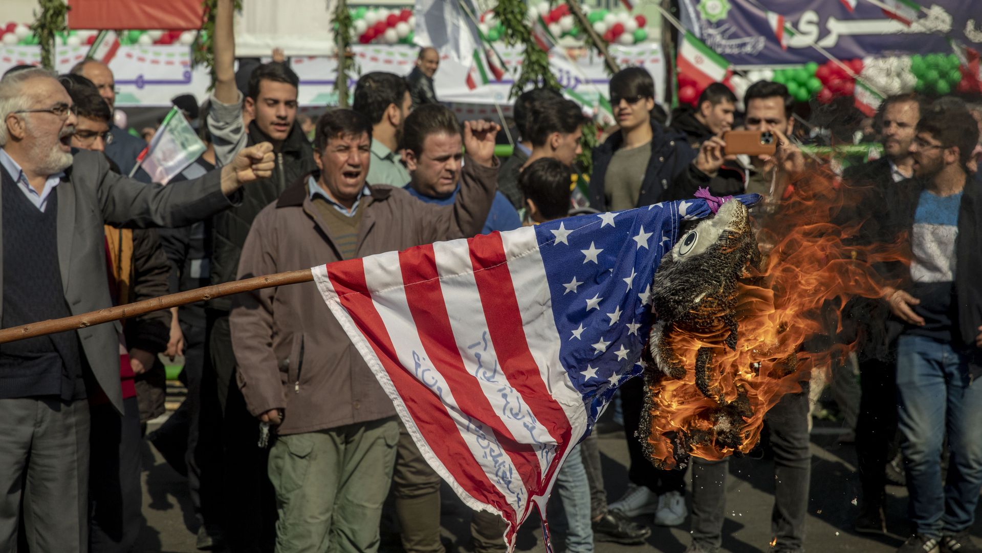 Płonąca flaga USA na obchodach rocznicy rewolucji islamskiej w Iranie. Regionalna układanka bezpieczeństwa po zaognieniu konfliktu bliskowschodniego stała się jeszcze bardziej skomplikowana