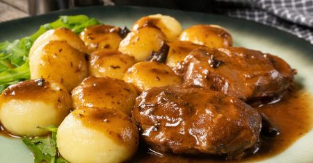 Za komuny uważane za produkt drugiej kategorii, dziś hit w najdroższych restauracjach. Soczyste i delikatne mięso