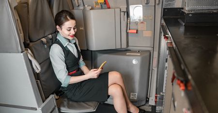 Dlaczego na pokładzie noszą czerwoną szminkę? Była stewardesa ujawnia